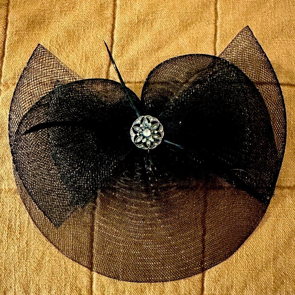 Beautiful hair piece for special event.  
Black Bow Net
